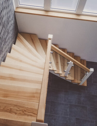 Aufgesattelte Holztreppe mit Geländer Glasfüllung