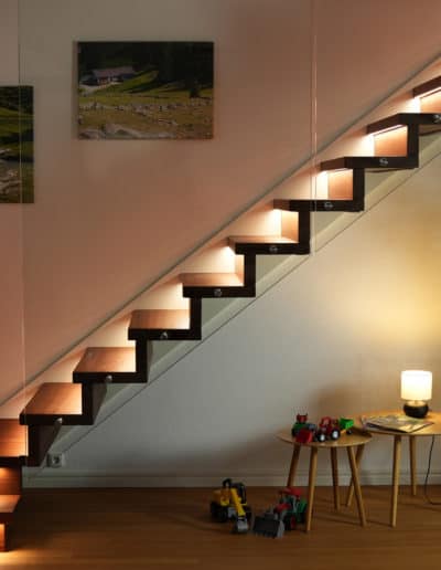 Jenniches Treppenbau - Bild einer beleuchteten Treppe und Glasgeländer